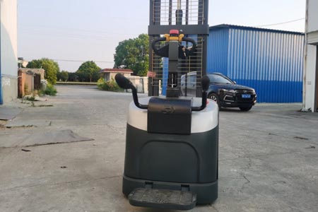 Warehouse-use electric stacker
