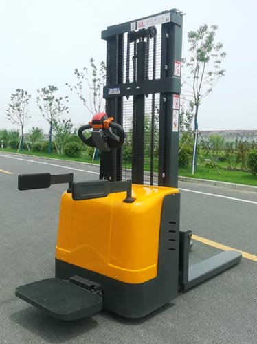 Double pallet vs single pallet stacker