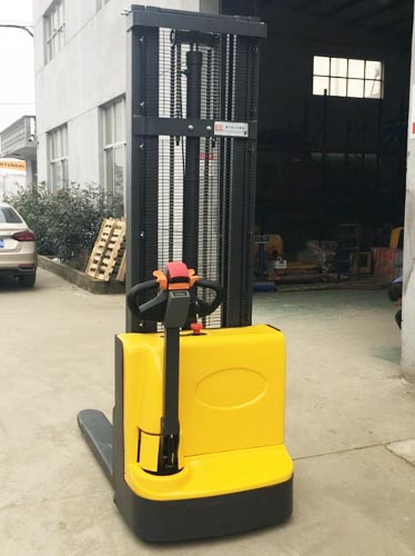 Newnewton Straddle Stacker