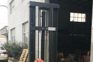 Narrow Aisle Trouble? Straddle Design Stacker Fits Space below 2 Meters