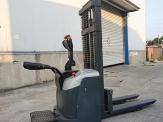 Stand-on Full Electric Stacker Boost Storage for Compact-size Warehouse