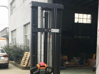 Narrow Aisle Trouble? Straddle Design Stacker Fits Space below 2 Meters