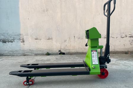 Weighing pallet truck