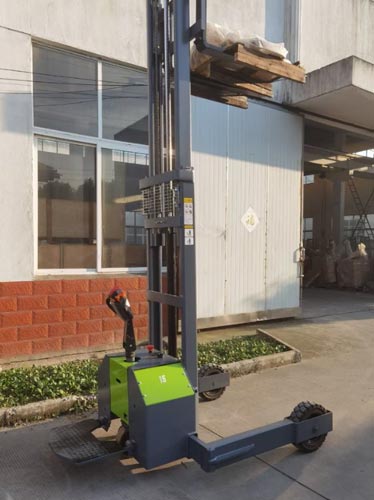 Wide leg electric stacker