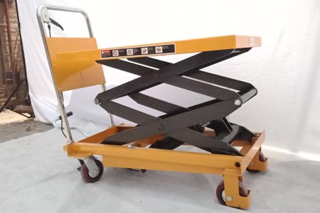 Small Space Trouble? Manual Hydraulic Lift for Maintenance & Stocking