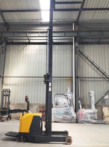 Reach stacker vs counterbalance forklift