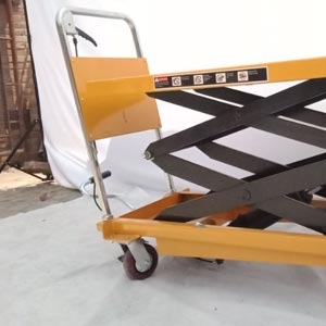 Small Space Trouble? Manual Hydraulic Lift for Maintenance & Stocking