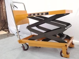 Small Space Trouble? Manual Hydraulic Lift for Maintenance & Stocking