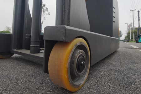 Detailed structure of stacker tires