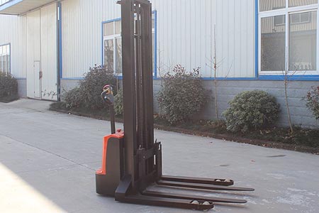 Straddle electric stacker