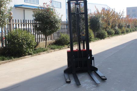 New Operator Friendly Walk-behind Straddle Electric Stacker