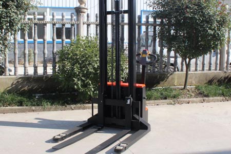 User-friendly straddle stacker