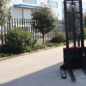 New Operator Friendly Walk-behind Straddle Electric Stacker