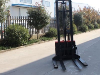 New Operator Friendly Walk-behind Straddle Electric Stacker