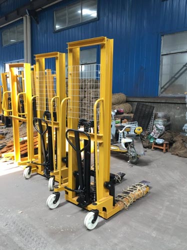 0.5~3 Ton Manual Stacker Low Maintenance For Small Warehouse