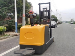 Daily Maintenance of Stand-on Counterbalance Stacker, 3 Service Intervals