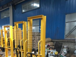 0.5~3 Ton Manual Stacker Low Maintenance For Small Warehouse