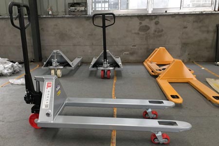 Standard usage of hand pallet jack