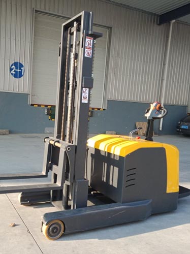 Stand-on reach stacker
