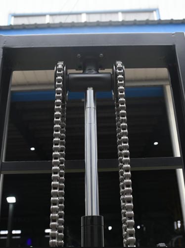 Mast of electric reach stacker