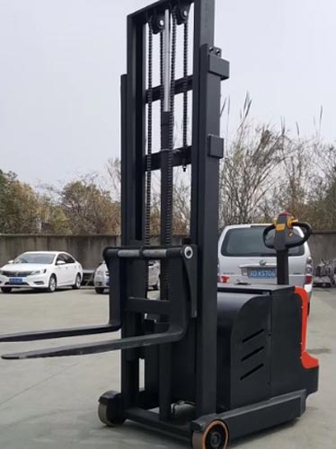 Stacker for operation without loading dock