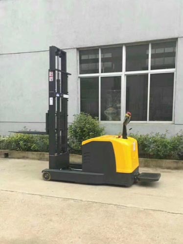 Low failure reach stacker