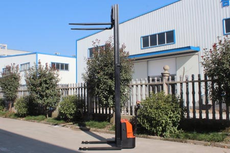 Straddle stacker selection guide