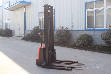 Straddle electric stacker