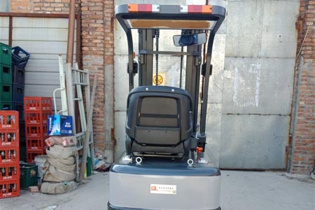 How to select electric forklift