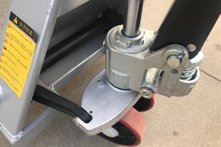 Hydraulic cylinder for manual pallet truck