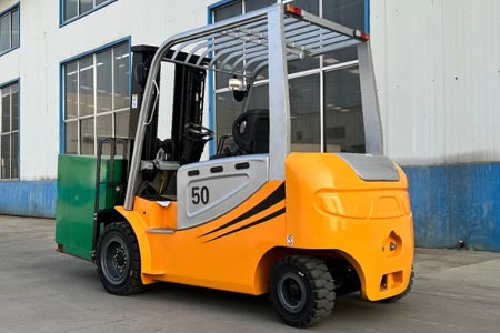 Outdoor four-wheel forklift