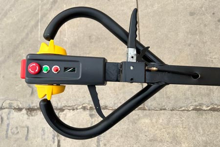 Control handle of electric off-road pallet truck