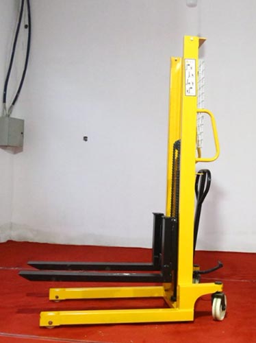 User-friendly manual stacker