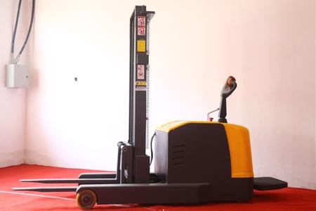 Reach stacker for small warehouse