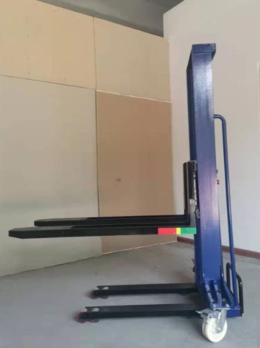 Portable pallet stacking truck
