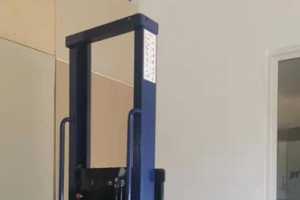 Is Lightweight Electric Self-lifting Stacker Suitable For Small Cargo Delivery?