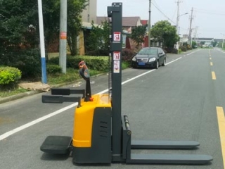 Cut Warehouse Labor Cost: Advantages of Electric Double Pallet Stacking Forklift