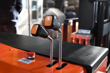 Details of electric reach stacker