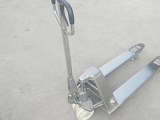 Why Food Factories Adopt Stainless Steel Manual Hydraulic Pallet Truck