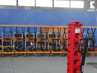 No Truck Tailgate Modification Needed: Portable Self-lifting Mini Forklift