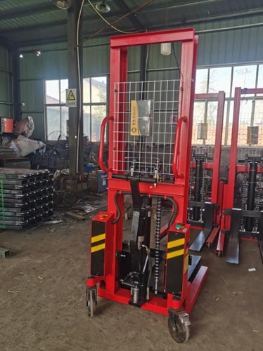 Warehouse hydraulic stacker