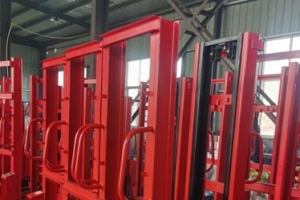 Compact Manual Hydraulic Stacker Only 0.8㎡ Storage Space For Small Warehouses