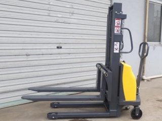 Why Is The Semi-electric Stacker Hard To Push? 4 Common Faults & Solutions