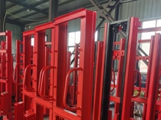Compact Manual Hydraulic Stacker Only 0.8㎡ Storage Space For Small Warehouses
