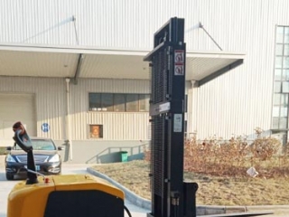Narrow Aisle High-lift Stand-on Reach Stacker For Dense Multi-level Storage