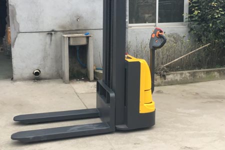 Electric stacking forklift