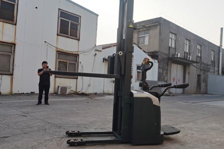 Double pallet stacker