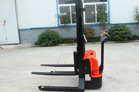 Straddle electric stacker