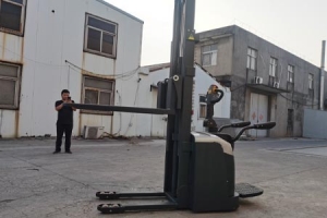 3 Key Loading Rules to Prevent Tipping for Stand-on Dual Pallet Stacker