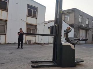 3 Key Loading Rules to Prevent Tipping for Stand-on Dual Pallet Stacker